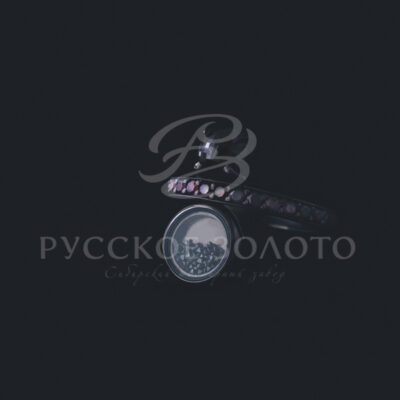 Кольцо из белого золота с черным бриллиантом фантазийной огранки Парус, рубинами и природными, неограненными алмазами внутри