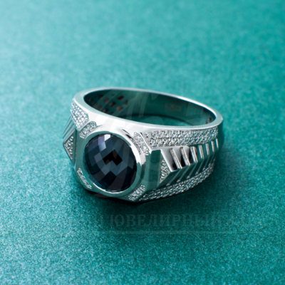 мужское кольцо из белого золота с бриллиантами и искусственно выращенным сапфиром